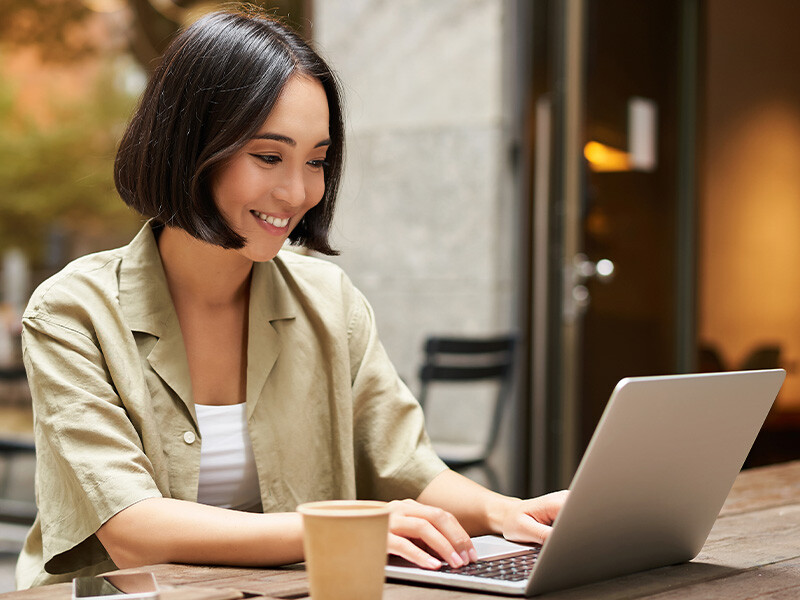 A lady working on her computer at a coffee shop